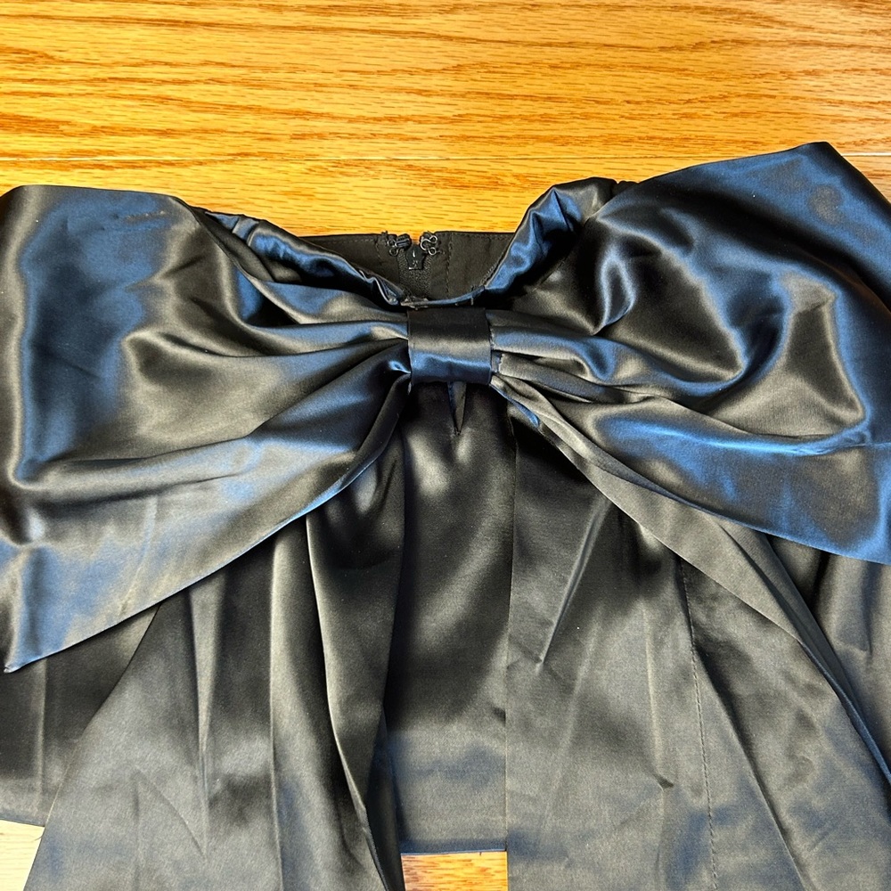 Elegant Black Satin Bow - Picture 2 of 4
